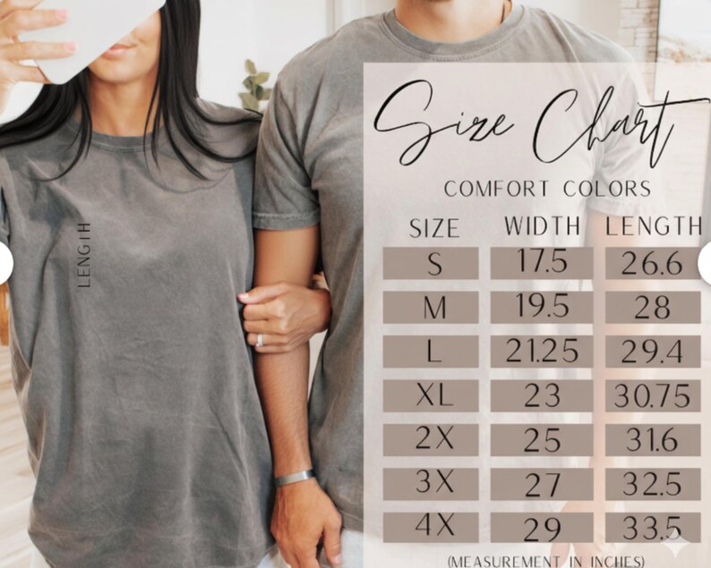 Może przedstawiać: Tabela rozmiar&oacute;w dla koszulek Comfort Colors, z wymiarami w calach. Tabela zawiera rozmiary od S do 4XL, z odpowiadającymi im wymiarami szerokości i długości. Na zdjęciu dwie osoby w szarych koszulkach.