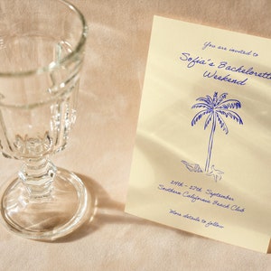K&ouml;nnte beinhalten: Eine gelbe Einladungskarte mit blauem Text und einer Palmenillustration. Der Text lautet "Sie sind eingeladen zu Sofias Junggesellinnenabschluss-Wochenende 24.-27. September Southern California Beach Club Weitere Details folgen."