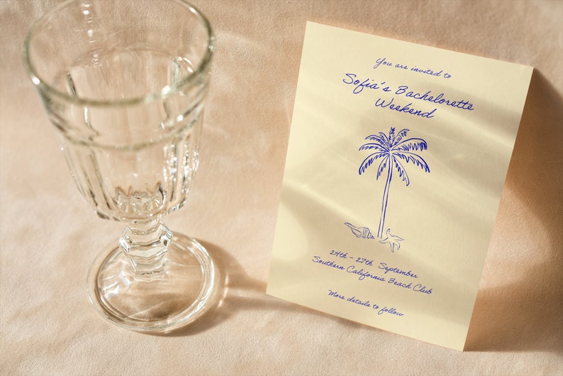 K&ouml;nnte beinhalten: Eine gelbe Einladungskarte mit blauem Text und einer Palmenillustration. Der Text lautet "Sie sind eingeladen zu Sofias Junggesellinnenabschluss-Wochenende 24.-27. September Southern California Beach Club Weitere Details folgen."