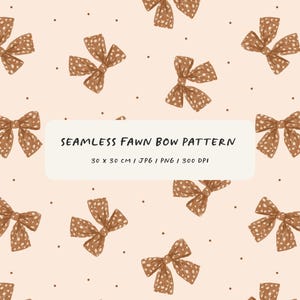 Puede incluir: Un patrón sin costuras con lazos color cervatillo con lunares blancos, dispersos sobre un fondo melocotón claro. Los lazos están espaciados uniformemente, con pequeños puntos marrones oscuros intercalados. El texto "SEAMLESS FAWN BOW PATTERN" se muestra en un cuadro rectangular. Dimensiones: 30 x 30 cm.