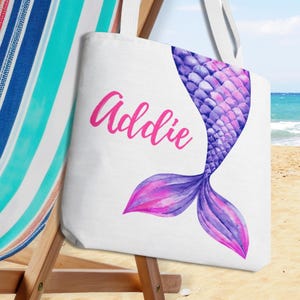 Benutzerdefinierte Tasche mit Namen, personalisierte Strandtasche für Urlaub oder Pool, personalisierte Meerjungfrau Geschenk, lila Meerjungfrau Schwanz, Sommergeschenk für Mädchen