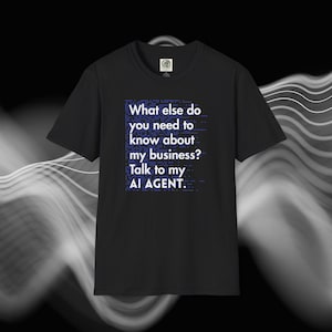 Può includere: Una t-shirt nera a maniche corte con testo bianco che recita: What else do you need to know about my business? Talk to my AI AGENT. Il testo è posizionato su uno sfondo quadrato blu a pixel digitali al centro del petto.