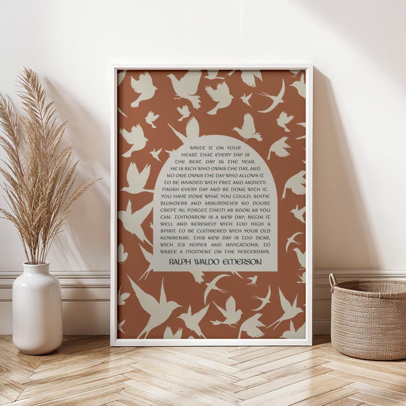 Op de afbeelding: Een printbare wandposter met een bruine achtergrond en witte vogels. De poster bevat een citaat van Ralph Waldo Emerson: &bdquo;Schrijf het in je hart dat elke dag de beste dag van het jaar is. Hij is rijk die de dag bezit, en niemand bezit de dag die toestaat dat hij wordt binnengevallen door zorgen en angst. Be&euml;indig elke dag en wees er klaar mee. Je hebt gedaan wat je kon; er zijn ongetwijfeld wat fouten en absurditeiten ingeslopen; vergeet ze zo snel mogelijk. Morgen is een nieuwe dag. Begin hem goed en rustig, met een geest die te hoog is om te worden belast met je oude onzin. Deze nieuwe dag is kostbaar, met zijn hoop en uitnodigingen, om een moment te verspillen aan de gisteren. Ralph Waldo Emerson"