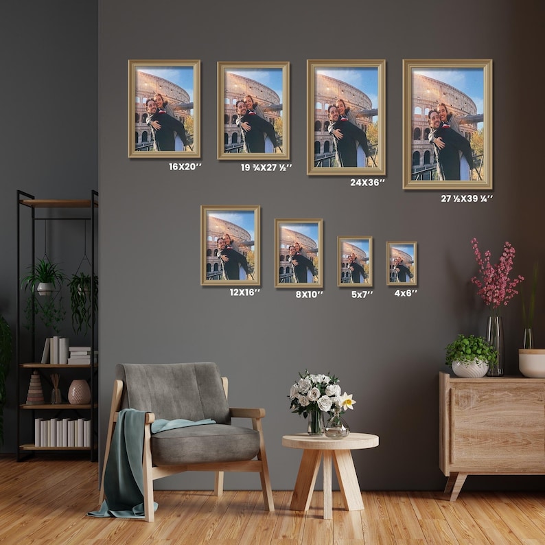 Op de afbeelding: Een collage van verschillende fotolijsten met een stel voor een gebouw in elk frame. De frames zijn allemaal goud en hebben een witte passe-partout. De frames zijn in een rasterpatroon op een grijze muur gerangschikt. Het kleinste frame is 4x6 inch, het grootste frame is 27 1/2 x 39 inch.