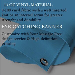 Op de afbeelding: Een close-up van een blauwe vinylbanner. De banner is 13 ounce en gemaakt van 100% vinylweefsel met een ingeweven inslag of een intern scrim voor meer sterkte en duurzaamheid. De tekst "EYE-CATCHING BANNER" is op de banner gedrukt. De tekst "Customize with Your Message Free design service & High definition printing" is ook op de banner gedrukt.