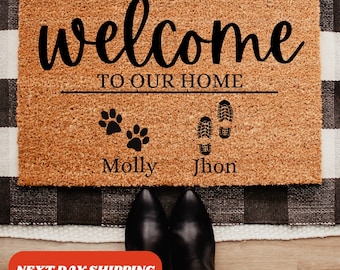 Felpudo de bienvenida personalizado con nombre de familia y mascota, felpudo con nombre personalizado, felpudo de bienvenida, regalo de inauguración de la casa, regalo para amantes de las mascotas, regalo para un nuevo hogar, felpudo