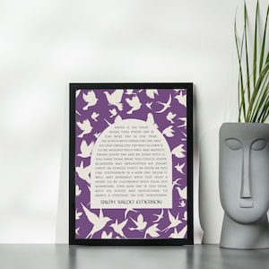 Op de afbeelding: Paarse achtergrond met witte silhouetten van vogels. Een citaat van Ralph Waldo Emerson luidt: "Wrice ic on your heare chac every day is the best day in the year. He is rich who owns the day, and no one owns the day who allows ic to be invaded wich free and anxiety. Finish every day and be done wich ic. You have done what you could, some blunders and absurdities no doubt crepc in; forget thed as soon as you can. Comorrow is a new day, begin ic well and serenely wich coo high a spire co be cumbered wich your old nonsense. This new day is too dear, wich ics hopes and invicacations, co waste a moment on che vescerdays. Ralph Waldo Emerson"