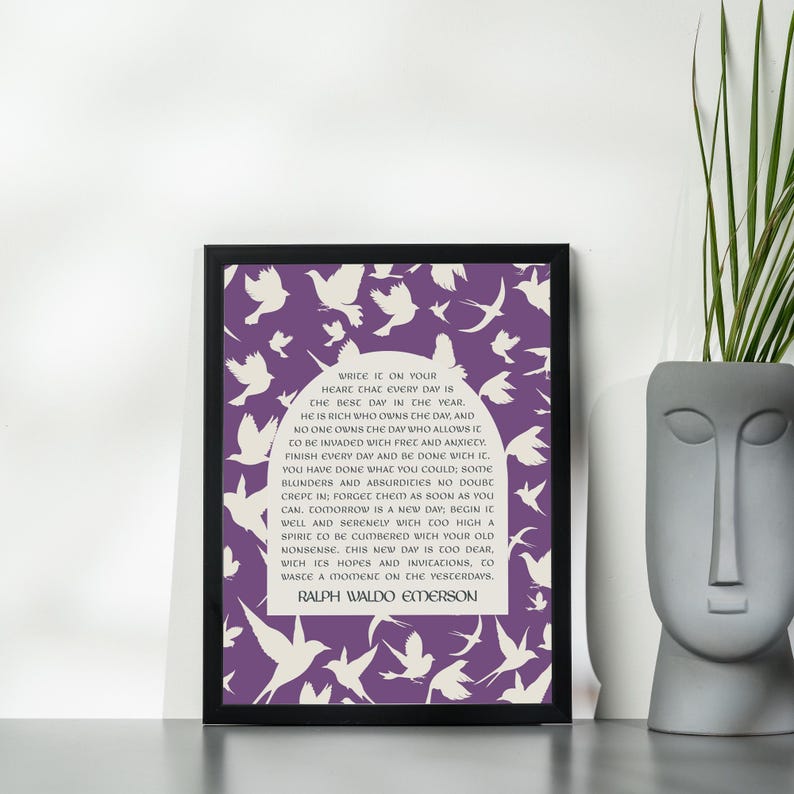Op de afbeelding: Paarse achtergrond met witte silhouetten van vogels. Een citaat van Ralph Waldo Emerson luidt: "Wrice ic on your heare chac every day is the best day in the year. He is rich who owns the day, and no one owns the day who allows ic to be invaded wich free and anxiety. Finish every day and be done wich ic. You have done what you could, some blunders and absurdities no doubt crepc in; forget thed as soon as you can. Comorrow is a new day, begin ic well and serenely wich coo high a spire co be cumbered wich your old nonsense. This new day is too dear, wich ics hopes and invicacations, co waste a moment on che vescerdays. Ralph Waldo Emerson"