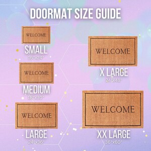 Pu&ograve; includere: Una guida alle taglie dei zerbini mostra cinque zerbini rettangolari con la scritta "WELCOME" in nero. Le taglie includono Small (41x61cm), Medium (46x76cm), Large (61x91cm), X Large (61x122cm) e XX Large (91x152cm). Il testo "DOORMAT SIZE GUIDE" &egrave; in alto.