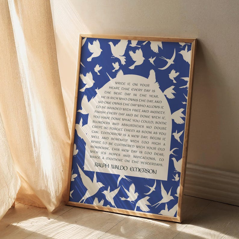 Op de afbeelding: Een blauwe en witte poster met een citaat van Ralph Waldo Emerson over het optimaal benutten van elke dag. Het citaat wordt omringd door witte silhouetten van vogels op een blauwe achtergrond.