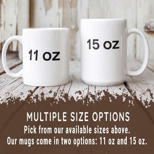 Puede incluir: Dos tazas de cer&aacute;mica blanca con texto negro. La taza m&aacute;s peque&ntilde;a dice "11 oz" y la m&aacute;s grande dice "15 oz".