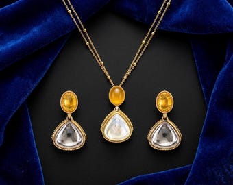 Conjunto de colgante de capas indo-occidental / Collar y pendientes de ámbar blanco en forma de lágrima / Joyería minimalista para cóctel con baño de henna antigua