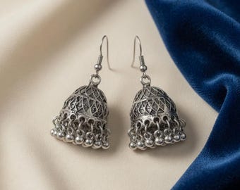 Pendientes Jhumka de plata oxidada / Pendientes de cúpula de filigrana de plata alemana ligeros / Jhumki étnicos tribales bohemios para el día a día / Minimalistas
