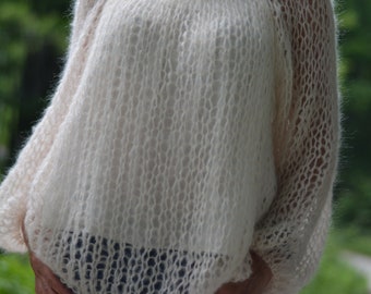 Airy crewneck sweater in powder cream made from kid mohair