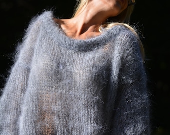 Handgebreide pluizige en luchtige zomermohair trui met ronde hals