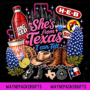 Puede incluir: Un diseño gráfico con una botella de refresco Big Red, un vaso de Whataburger, tacos, un sombrero de vaquero, botas de cuero marrón, lupinos y dijes de Texas. El texto dice She's from Texas I can Tell, H-E-B, Buc-ee's y Texas Forever.