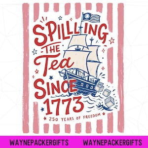Op de afbeelding: Een grafisch ontwerp met de tekst "Spilling the Tea Since 1773" en "250 Years of Freedom" met een schip met een vlag. Het ontwerp is in rood, blauw en wit, met een roze en witte gestreepte rand.