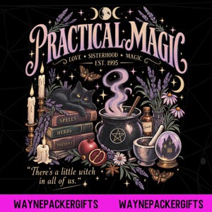 Puede incluir: Una ilustración gráfica con el texto PRACTICAL MAGIC, LOVE, SISTERHOOD, MAGIC, EST. 1995 y There's a little witch in all of us. Muestra un gato negro sobre libros, un caldero humeante con un pentagrama, velas y una bola de cristal.