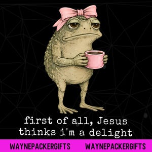 Può includere: Illustrazione di un rospo dall'aspetto burbero con un fiocco rosa e una tazza di caffè rosa. Il testo recita "first of all, Jesus thinks i'm a delight". Sfondo nero con motivo geometrico.