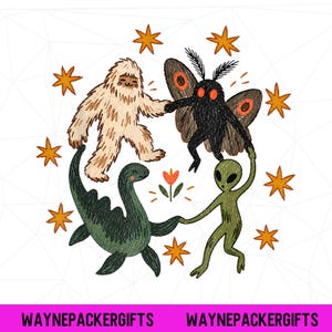 Puede incluir: Una ilustración digital que muestra a un Bigfoot beige, una criatura polilla negra, un dinosaurio acuático verde y un alienígena verde tomados de la mano en círculo. Estrellas naranjas rodean al grupo y una pequeña flor naranja se encuentra en el centro. El texto dice WAYNEPACKERGIFTS.