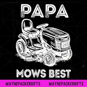 以下が含まれることがあります： 「PAPA MOWS BEST」の文字が白の太字で描かれた、芝刈り機の白黒グラフィック。画像はテクスチャ加工されたヴィンテージスタイルで、テキストはブロック状のフォントです。画像の下部には「WAYNEPACKERGIFTS」の文字があります。