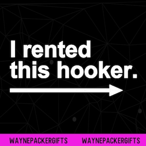 Puede incluir: Fondo negro con un patr&oacute;n geom&eacute;trico y el texto "I rented this hooker." en blanco. Una flecha blanca apunta hacia la derecha. La parte inferior de la imagen tiene el texto "WAYNEPACKERGIFTS" en rosa.