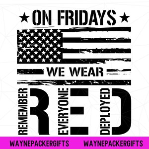 Może przedstawiać: Czarno-biała grafika z amerykańską flagą i tekstem "ON FRIDAYS WE WEAR RED REMEMBER EVERYONE DEPLOYED." Tekst "WAYNEPACKERGIFTS" znajduje się na dole.