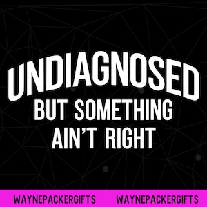 Può includere: Un design grafico nero con il testo bianco UNDIAGNOSED BUT SOMETHING AIN'T RIGHT in un carattere sans-serif in grassetto. Lo sfondo presenta un sottile motivo a linee geometriche e il bordo inferiore mostra due volte il testo WAYNEPACKERGIFTS.