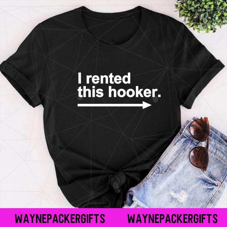 Puede incluir: Camiseta negra con el texto blanco "I rented this hooker" y una flecha que apunta hacia la derecha. La camiseta se combina con pantalones cortos vaqueros y gafas de sol.
