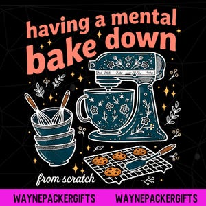 Puede incluir: Una ilustración gráfica negra que muestra una batidora de pie, una pila de tres cuencos con batidores y una rejilla con galletas. El texto dice having a mental bake down y from scratch, decorado con detalles florales y estrellas.