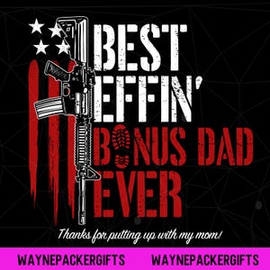 Op de afbeelding: Zwart grafisch ontwerp met een geweer, witte sterren en rode strepen. De tekst luidt "BEST EFFIN' BONUS DAD EVER" in wit en rood. De zin "Thanks for putting up with my mom!" is ook opgenomen.