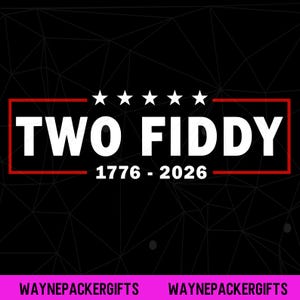 Può includere: Un design grafico nero con il testo bianco TWO FIDDY centrato all'interno di un bordo rettangolare rosso. Sopra il testo ci sono cinque stelle bianche, e sotto il testo ci sono gli anni 1776 - 2026. Il testo WAYNEPACKERGIFTS appare in basso.