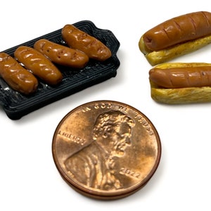 Dollhouse Miniature Hot Dog Plate: 1/12 Scale