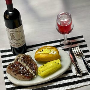 Dollhouse Miniature T-bone steak Dinner Plate: 1/12 scale