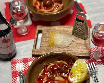 Miniaturowy domek dla lalek Spaghetti i klopsiki lub sos mięsny z chlebem czosnkowym w skali 1:12
