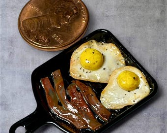Dollhouse Miniature Eggs and Bacon in Black Griddle Pan: 1/12 Scale