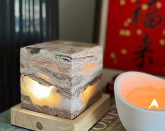 Le photophore cube en marbre est livré avec une bougie gratuite, une décoration de table en pierre naturelle, des serre-livres en pierre pour étagère