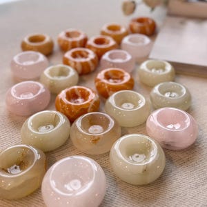 Mini bandeja organizadora de ónix de colores de 2,9 pulgadas, plato para joyas, bandeja redonda pequeña para tocador - Regalo único para compromiso y aniversario