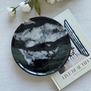 Bandeja redonda grande de mármol verde bosque - Decoración de piedra natural Verde Alpi - Bandeja minimalista de 24 cm para tocador y mesa de centro - Pieza única de arte en piedra imagen 1