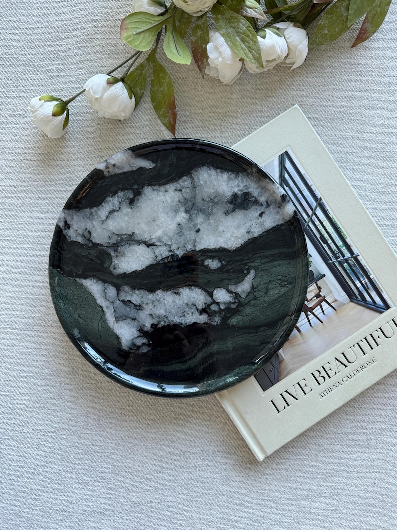 Bandeja redonda grande de mármol verde bosque - Decoración de piedra natural Verde Alpi - Bandeja minimalista de 24 cm para tocador y mesa de centro - Pieza única de arte en piedra imagen 1