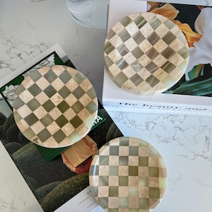 Geruite marmeren catchall, travertijn en jade onyx rond toilettafel, sieraden schotel stenen zeepbakje salontafel decor, kandelaar, asbak
