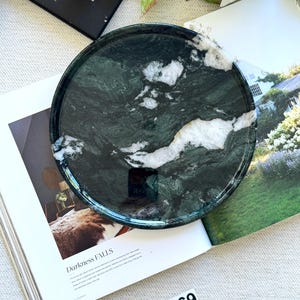 Bandeja redonda grande de mármol verde bosque - Decoración de piedra natural Verde Alpi - Bandeja minimalista de 24 cm para tocador y mesa de centro - Pieza única de arte en piedra 269