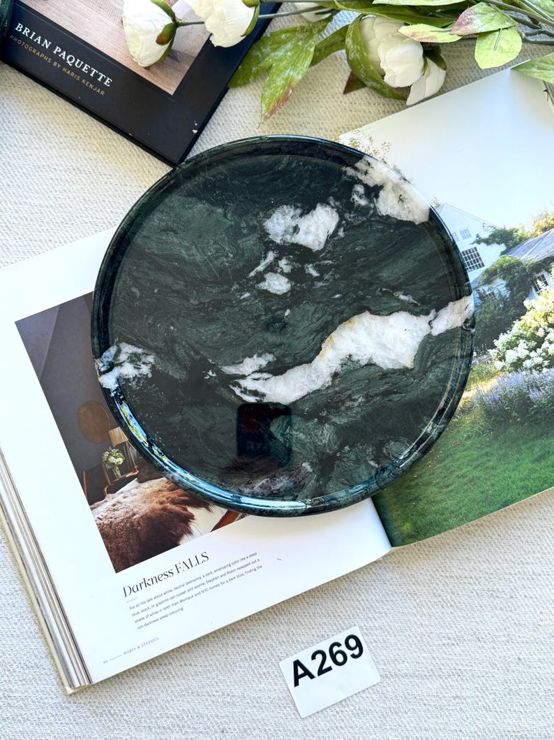 Bandeja redonda grande de mármol verde bosque - Decoración de piedra natural Verde Alpi - Bandeja minimalista de 24 cm para tocador y mesa de centro - Pieza única de arte en piedra 269