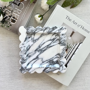 Bandeja cuadrada de mármol de 19 cm - Piedra Calacatta italiana festoneada Vagli, decoración para ella o para tocador de baño, con una pequeña grieta en la última imagen.