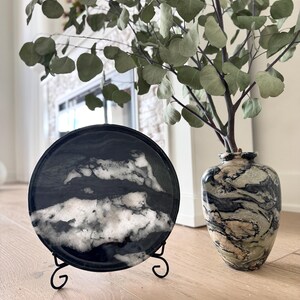 Bandeja redonda grande de mármol verde bosque - Decoración de piedra natural Verde Alpi - Bandeja minimalista de 24 cm para tocador y mesa de centro - Pieza única de arte en piedra imagen 11