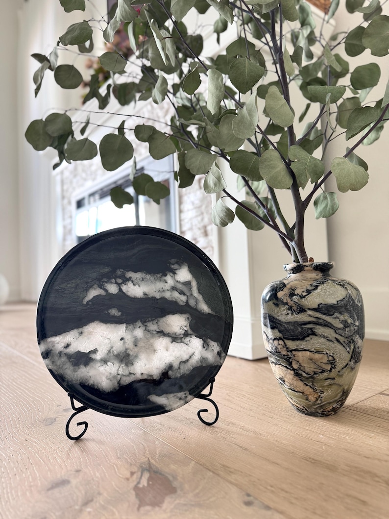 Bandeja redonda grande de mármol verde bosque - Decoración de piedra natural Verde Alpi - Bandeja minimalista de 24 cm para tocador y mesa de centro - Pieza única de arte en piedra imagen 11