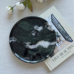 Bandeja redonda grande de mármol verde bosque - Decoración de piedra natural Verde Alpi - Bandeja minimalista de 24 cm para tocador y mesa de centro - Pieza única de arte en piedra imagen 2