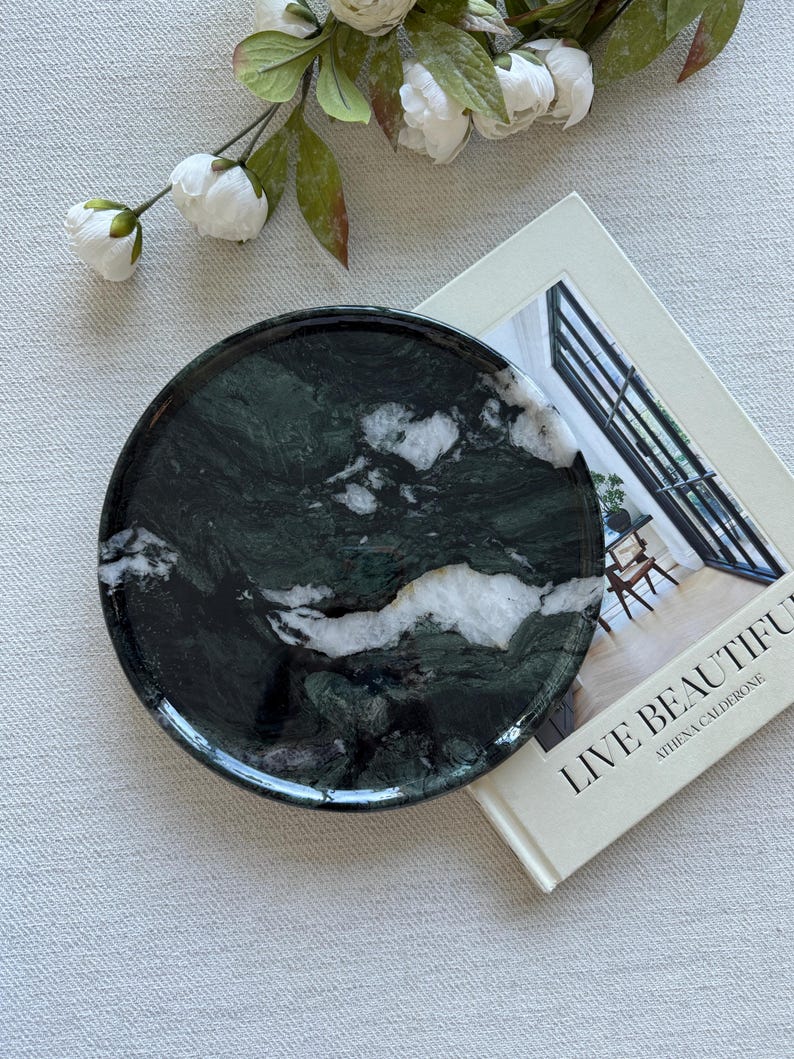 Bandeja redonda grande de mármol verde bosque - Decoración de piedra natural Verde Alpi - Bandeja minimalista de 24 cm para tocador y mesa de centro - Pieza única de arte en piedra imagen 2