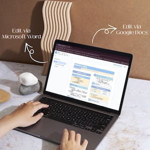 Peut inclure: Un ordinateur portable affichant un document avec des surlignages bleus et jaunes, avec le texte "SUBJECT NAME". L'ordinateur est sur une surface blanche. Des fl&egrave;ches pointent vers "Edit via Microsoft Word" et "Edit via Google Docs". Une sculpture en bois et des pierres empil&eacute;es sont en arri&egrave;re-plan.