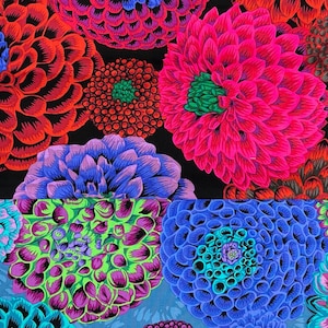 Puede incluir: Un vibrante estampado floral con grandes dalias estilizadas en tonos de rojo, rosa, azul y verde sobre un fondo negro. Las flores tienen arreglos de pétalos detallados y colores centrales contrastantes, creando un diseño audaz y colorido.